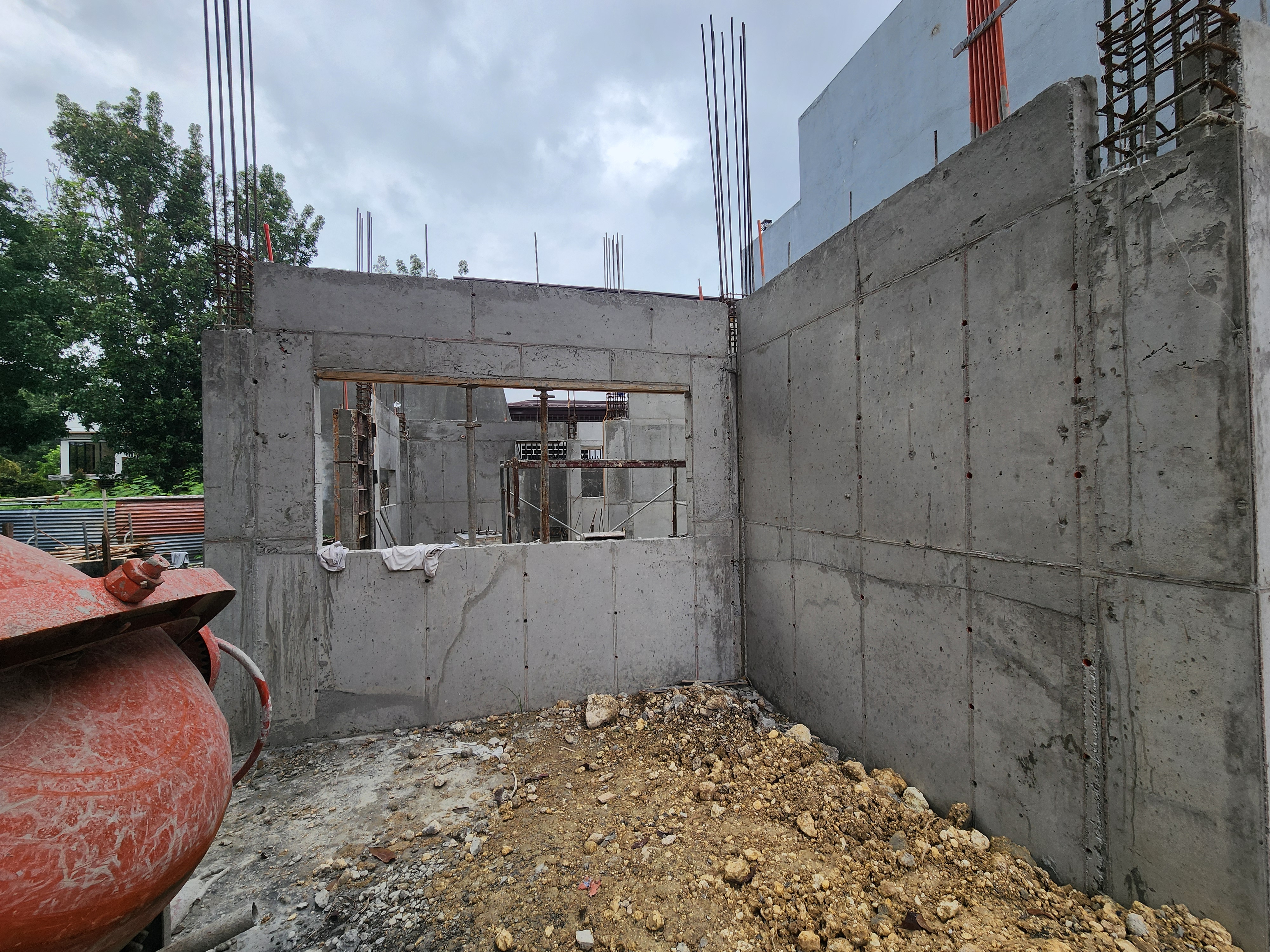 Cast-in-place concrete wall construction